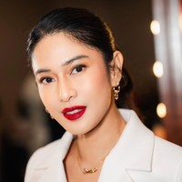 Inspirasi Makeup Bold Lips ala Dian Sastro, Lipstik Merah Glamor nan Seksi
