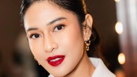 Inspirasi Makeup Bold Lips ala Dian Sastro, Lipstik Merah Glamor nan Seksi