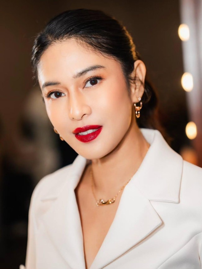 Inspirasi Makeup Bold Lips ala Dian Sastro, Lipstik Merah Glamor nan Seksi
