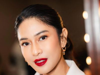 Inspirasi Makeup Bold Lips ala Dian Sastro, Lipstik Merah Glamor nan Seksi