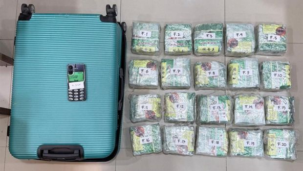 Direktorat Reserse Narkoba Polda Metro Jaya mengungkap kasus peredaran narkotika skala besar , mengamankan barang bukti sabu dengan berat brutto 27,168 kilogram dan 5.000 butir psikotropika Happy Five (H5)