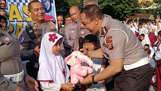Ditlantas Polda Riau mengedukasi siswa SD tertib berlalu lintas dan mengajak cinta alam
