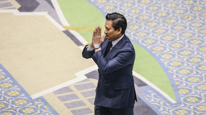 Deputi Gubernur Bank Indonesia (BI) terpilih Thomas Djiwandono memberi salam saat mengikuti Rapat Paripurna DPR ke-12 Masa Persidangan III Tahun Sidang 2025-2026 di Kompleks Parlemen, Senayan, Jakarta, Selasa (27/1/2026). Rapat Paripurna DPR menyetujui Thomas Djiwandono menjadi Deputi Gubernur BI periode 2026-2031 menggantikan Juda Agung yang mengundurkan diri pada 13 Januari 2026. ANTARA FOTO/Dhemas Reviyanto/wsj.