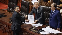 Ketua Komisi XI DPR Mukhamad Misbakhun (kiri) menyerahkan berkas laporan atas hasil uji kepatutan dan kelayakan (fit and proper test) terhadap Calon Deputi Gubernur Bank Indonesia (BI) kepada Wakil Ketua DPR Saan Mustopa (tengah) dan Cucun Ahmad Syamsurijal (kanan) pada Rapat Paripurna DPR ke-12 Masa Persidangan III Tahun Sidang 2025-2026 di Kompleks Parlemen, Senayan, Jakarta. Foto: ANTARA FOTO/Dhemas Reviyanto