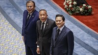 Wakil Ketua DPR Saan Mustopa (tengah) dan Cucun Ahmad Syamsurijal (kiri) berfoto bersama dengan Deputi Gubernur Bank Indonesia (BI) terpilih Thomas Djiwandono (kanan) pada Rapat Paripurna DPR ke-12 Masa Persidangan III Tahun Sidang 2025-2026 di Kompleks Parlemen, Senayan, Jakarta, Selasa (27/1/2026). Foto: ANTARA FOTO/Dhemas Reviyanto