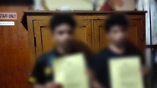 Dua bersaudara berinisial BM dan YI jadi tersangka pembunuhan paman di rumah adat Kampung Palit, Desa Compang, Kecamatan Pacar, Manggarai Barat, Selasa (20/1/2026) (Dok. Polres Manggarai Barat)