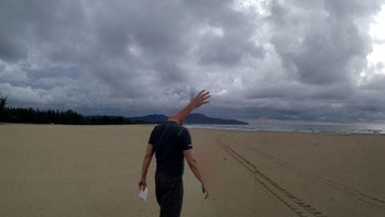 Efek panorama membuat tubuh manusia tampak patah dan memanjang secara tidak wajar. Foto: Boredpanda