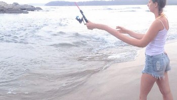 Niat memotret suasana pantai, lengan pemancing justru memanjang ekstrem akibat mode panorama. Foto: Boredpanda