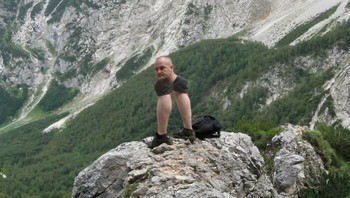 Panorama pegunungan berubah absurd ketika tubuh manusia menyusut tak proporsional. Foto: Boredpanda