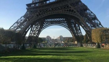 Menara Eiffel terlihat miring tak wajar akibat kesalahan penggabungan foto panorama. Foto: Boredpanda