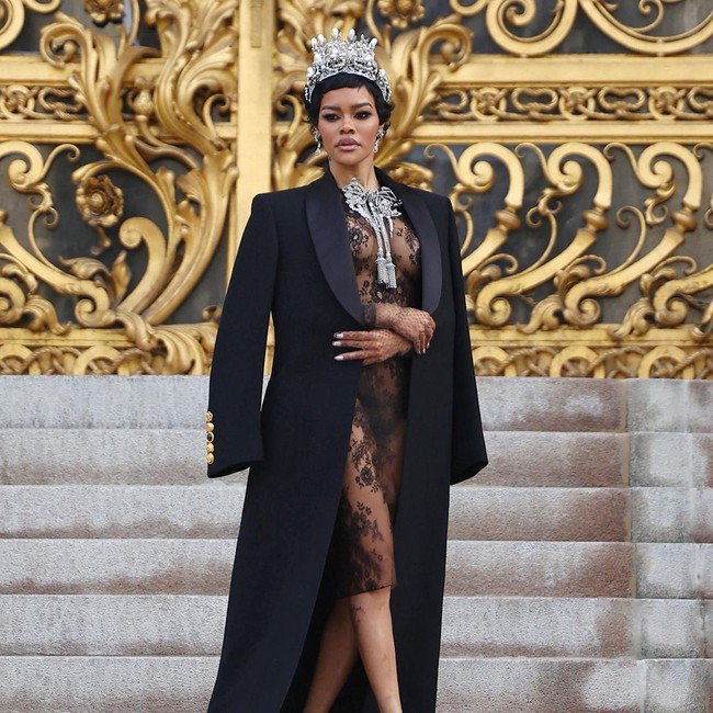 Penampilan Teyana Taylor dengan Naked Dress di Paris Fashion Week