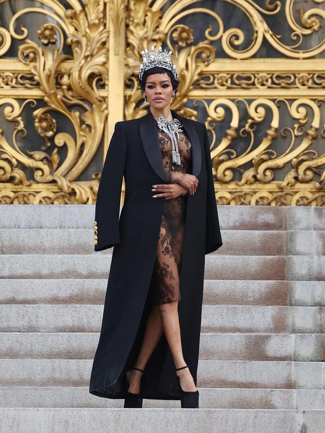 Penampilan Teyana Taylor dengan Naked Dress di Paris Fashion Week