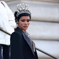 Dari sisi riasan, Teyana terlihat memilih makeup bernuansa matte yang mengingatkan pada tren kecantikan era 2016, yang belakangan kembali populer.  Foto: REUTERS/Abdul Saboor