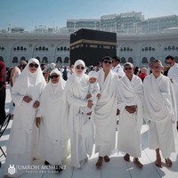 Warganet rata-rata ikut kagum dan memuji penampilan Bella Bonita yang berhijab selama berada di Tanah Suci. MasyaAllah mama Illa cantik banget berhijab, ucap pengguna Instagram @sutri_puspitasari. Ayumu tenanan mbak bell, smoga setelah umroh bisa istiqomah berhijab 😍, puji akun @ismaagustin08. Semoga istiqomah berhijab ya mbak, masyaAllah makin cantik klo menutup aurat. 😍, kagum akun @azizahnurul338. Foto: Dok. Instagram @bellabonita_r.a.