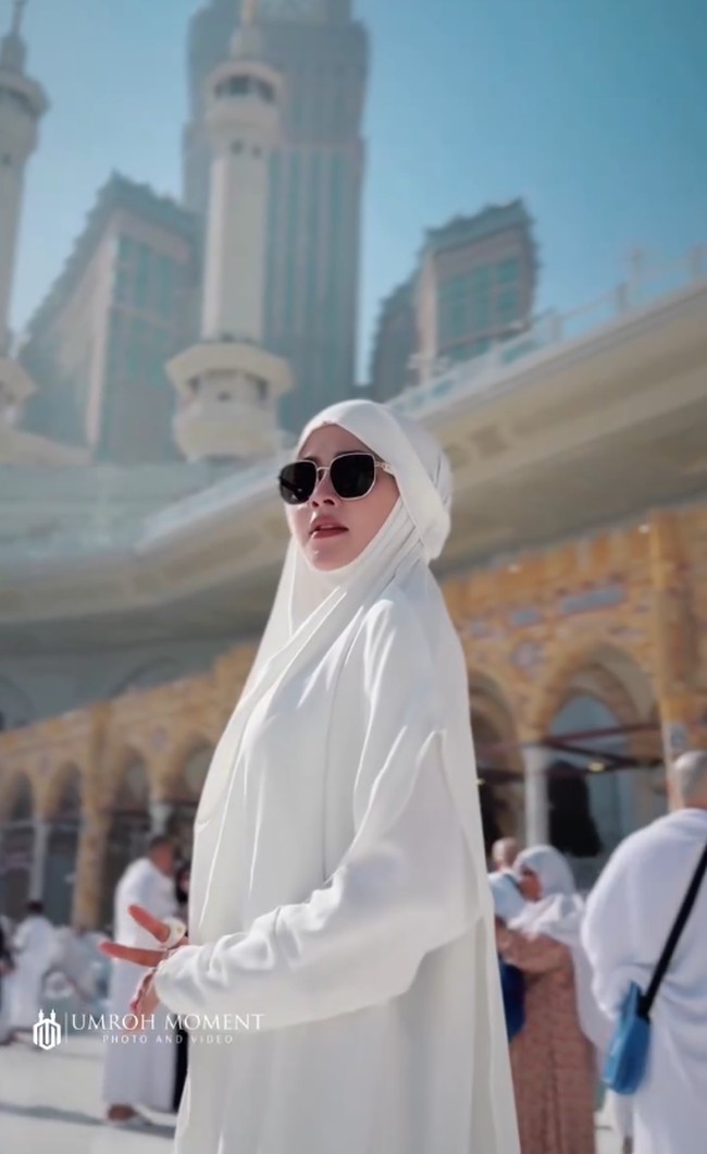 Memasuki area Masjidil Haram, Bella tampil religius dengan khimar panjang berwarna putih bersih yang melambangkan kesucian ibadah. Foto: Dok. Instagram @bellabonita_r.a.