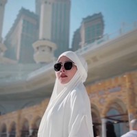 Memasuki area Masjidil Haram, Bella tampil religius dengan khimar panjang berwarna putih bersih yang melambangkan kesucian ibadah. Foto: Dok. Instagram @bellabonita_r.a.