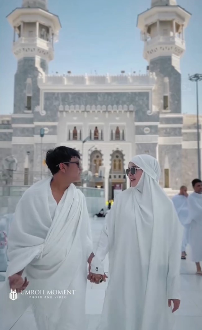 Mengabadikan momen bersama suami, Bella memakai khimar dan abaya berwarna putih. Sedangkan Denny Caknan mengenakan pakaian ihram. Foto: Dok. Instagram @bellabonita_r.a.