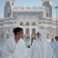 Mengabadikan momen bersama suami, Bella memakai khimar dan abaya berwarna putih. Sedangkan Denny Caknan mengenakan pakaian ihram. Foto: Dok. Instagram @bellabonita_r.a.