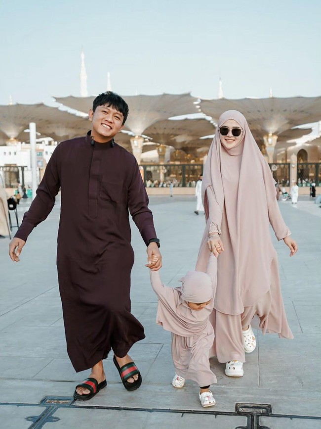Pangling! Gaya Bella Bonita Pakai Khimar Saat Umrah Bareng Denny Caknan