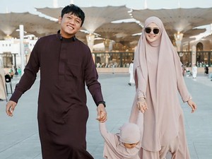 Pangling! Gaya Bella Bonita Pakai Khimar Saat Umrah Bareng Denny Caknan