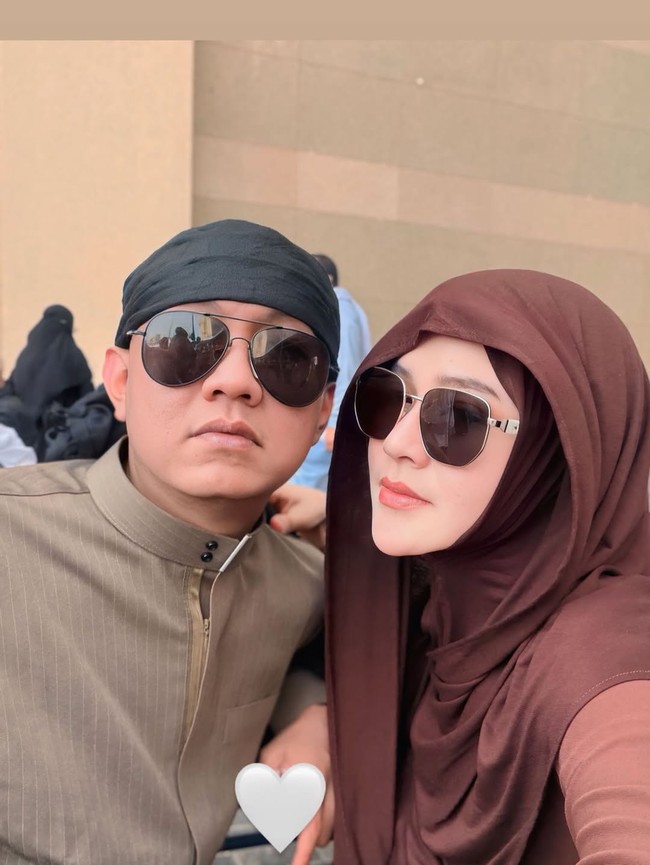 Ibu satu orang anak ini terlihat mengenakan pashmina instan yang dililit rapi dan dibiarkan menjuntai ke depan. Ia melengkapi penampilannya dengan aksesori kacamata. Foto: Dok. Instagram @bellabonita_r.a.