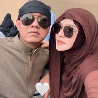 Ibu satu orang anak ini terlihat mengenakan pashmina instan yang dililit rapi dan dibiarkan menjuntai ke depan. Ia melengkapi penampilannya dengan aksesori kacamata. Foto: Dok. Instagram @bellabonita_r.a.