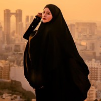Bella Bonita Rafnortfic Agassy mengunggah momen saat menjalani umrah bersama suami, Denny Caknan dan anaknya. Bella Bonita tampil menawan dalam balutan khimar dan abaya berwarna hitam. Foto: Dok. Instagram @bellabonita_r.a.