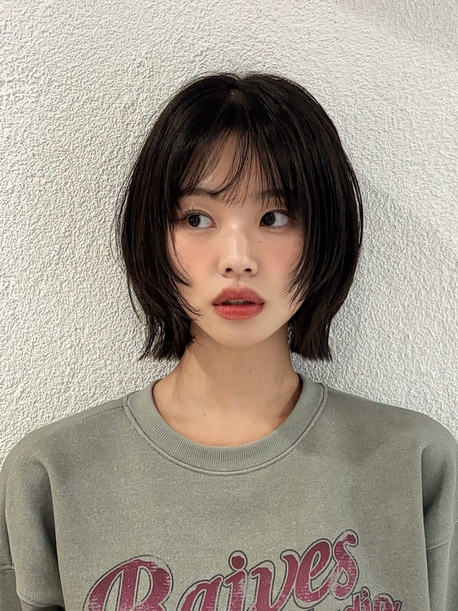 2. Jaw-lined Layer adalah potongan rambut pendek yang jatuh di bawah rahang. Dilansir Vogue Arabia, model tersebut cocok untuk pemilik wajah bulat. Foto: Instagram @yeovvun