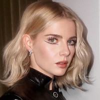 3. Airy Bob menjadi gaya rambut pendek yang tren di 2026. Model ini punya ciri ikal alami dan tekstur yang mengembang dengan panjang rambut sedang. Foto: Instagram @tyronmachhausen