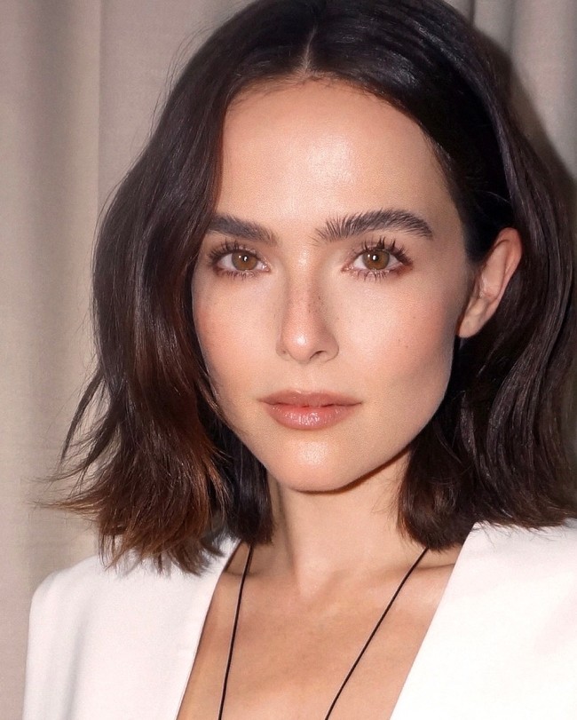 Model rambut tersebut mempertahankan sisi feminim dan sempurna bagi kamu yang ingin mempertahankan panjang rambut tetapi tetap ingin menonjolkan bentuk wajah.  Foto: Instagram @tyronmachhausen