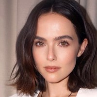 Model rambut tersebut mempertahankan sisi feminim dan sempurna bagi kamu yang ingin mempertahankan panjang rambut tetapi tetap ingin menonjolkan bentuk wajah.  Foto: Instagram @tyronmachhausen