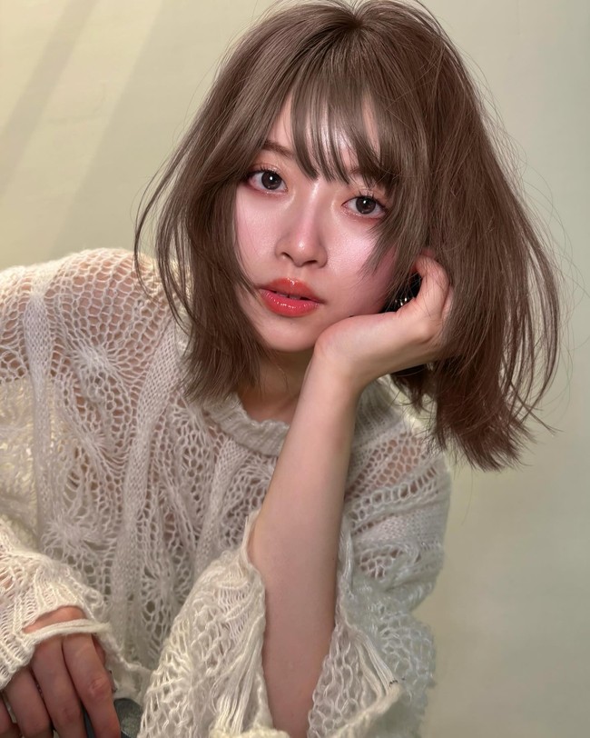 Dengan begitu, rambut jadi tampak lebih bervolume tetapi juga menciptakan kesan seksi dan chic tanpa banyak usaha. Foto: Instagram @eri_makehair