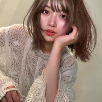 Dengan begitu, rambut jadi tampak lebih bervolume tetapi juga menciptakan kesan seksi dan chic tanpa banyak usaha. Foto: Instagram @eri_makehair