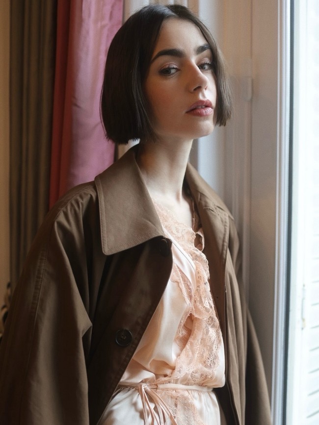 1. Disciplined Bob cocok untuk kamu yang ingin potongan rambut trendy tapi juga bikin wajah lebih kecil. Tanpa poni dan layer, gaya berikut justru bisa bikin pipi lebih tirus.Foto: Instagram @lilyjcollins