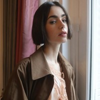 1. Disciplined Bob cocok untuk kamu yang ingin potongan rambut trendy tapi juga bikin wajah lebih kecil. Tanpa poni dan layer, gaya berikut justru bisa bikin pipi lebih tirus.Foto: Instagram @lilyjcollins