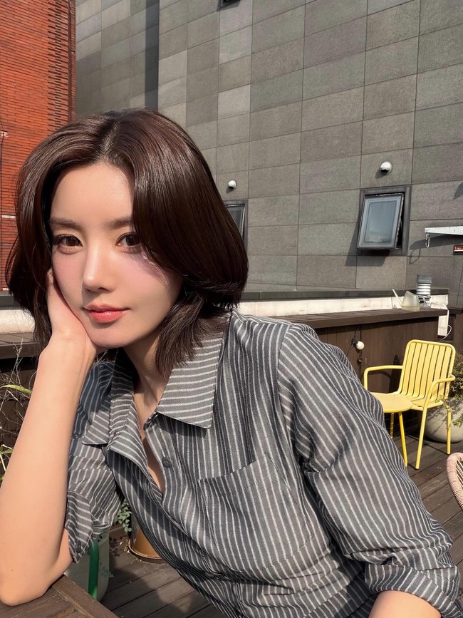 Model rambut untuk wajah bulat ini juga merupakan cara yang bagus untuk menambahkan tekstur ikal alami yang flowy. Foto: Instagram @silver_rain.__