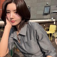 Model rambut untuk wajah bulat ini juga merupakan cara yang bagus untuk menambahkan tekstur ikal alami yang flowy. Foto: Instagram @silver_rain.__