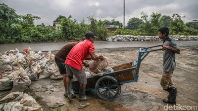 Gotong Royong Warga Babelan Bangun Tanggul Darurat Usai Longsor
