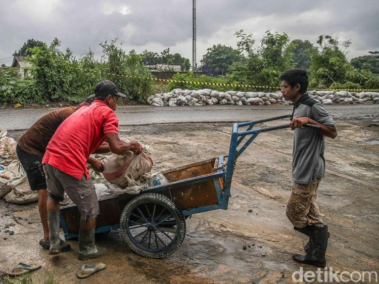 Gotong Royong Warga Babelan Bangun Tanggul Darurat Usai Longsor