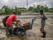 Gotong Royong Warga Babelan Bangun Tanggul Darurat Usai Longsor