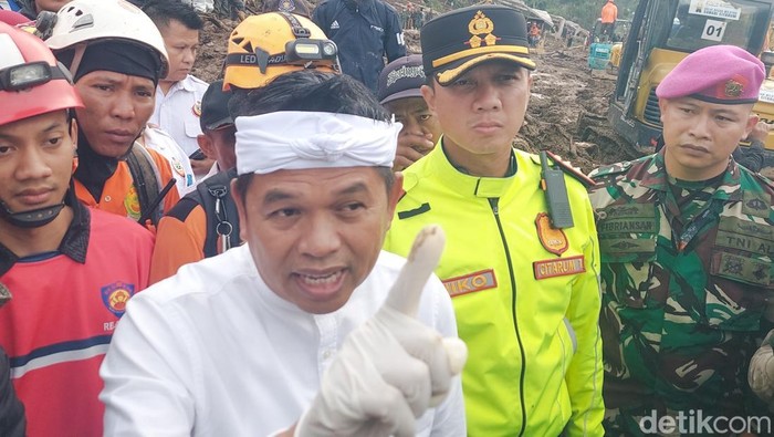 Gubernur Jawa Barat, Dedi Mulyadi mengecek lagi lokasi longsor di cisarua
