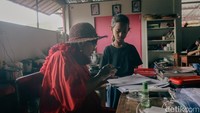 Sekolah Darurat Kartini memberikan layanan pendidikan gratis bagi anak-anak usia 4 hingga 18 tahun yang berasal dari keluarga tidak mampu.