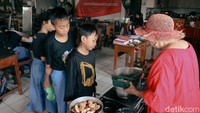 Tak hanya mengajarkan materi akademik, Sri Irianingsih dan Sri Rossyati juga membekali murid dengan keterampilan hidup, seperti memasak dan membuat kue, sebagai upaya menyiapkan kemandirian anak-anak di masa depan.