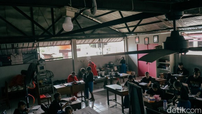 Di tengah keterbatasan ruang dan fasilitas, Sekolah Darurat Kartini di Ancol tetap menjadi harapan pendidikan gratis bagi anak-anak marginal dari keluarga tak mampu.