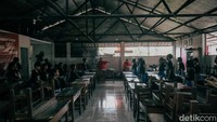 Ruang kelas Sekolah Darurat Kartini di kawasan Ancol, Jakarta Utara, Selasa (27/1/2026), menjadi saksi semangat belajar anak-anak marginal yang tetap menyala di tengah keterbatasan.