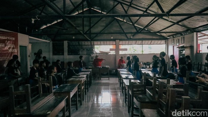 Di tengah keterbatasan ruang dan fasilitas, Sekolah Darurat Kartini di Ancol tetap menjadi harapan pendidikan gratis bagi anak-anak marginal dari keluarga tak mampu.