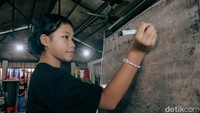 Dalam proses belajar mengajar, terlihat para murid mengikuti arahan guru kembar dengan serius.