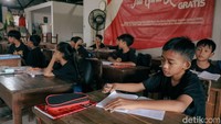 Seluruh kebutuhan sekolah, mulai dari buku tulis, meja, kursi, hingga makanan untuk murid, sebagian besar dipenuhi secara mandiri oleh kedua guru kembar tersebut.