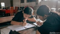 Meski kondisi ruangan minim pencahayaan dan sarana terbatas, antusiasme anak-anak untuk menerima pelajaran tetap tinggi.