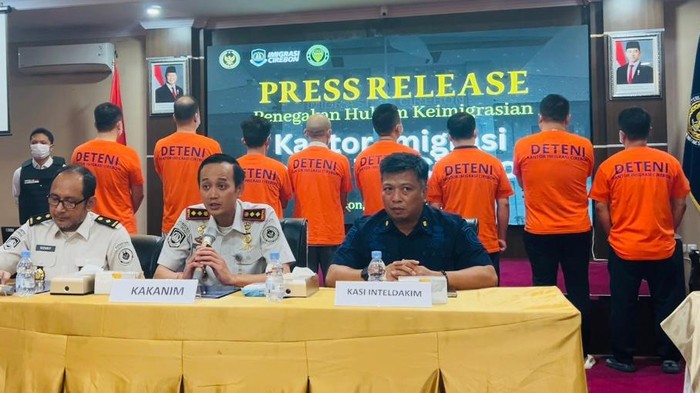 8 WNA Tiongkok Diduga Kerja Ilegal Diamankan Imigrasi Cirebon